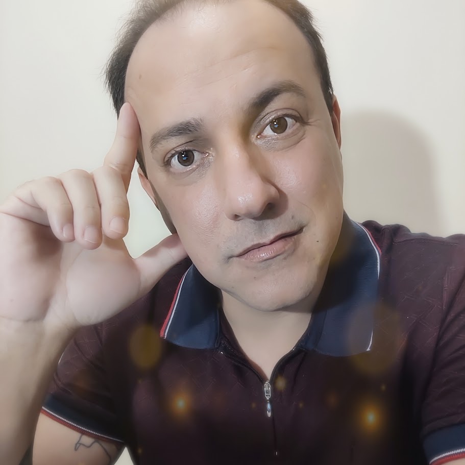 Retrato com a mão junto ao rosto, em um momento descontraído.